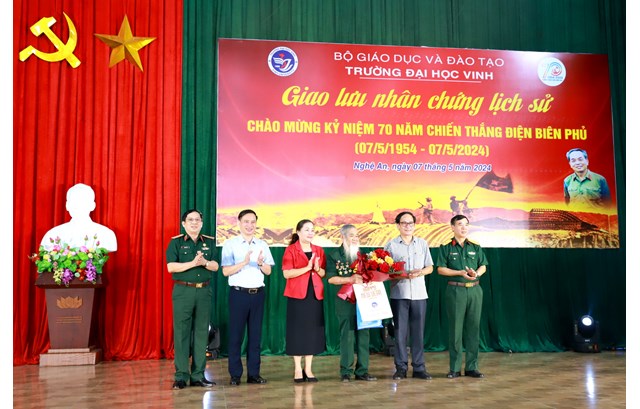 Trường Đại học Vinh tổ chức giao lưu nhân chứng lịch sử nhân kỷ niệm 70 năm Chiến thắng Điện Biên Phủ tại Cơ sở II