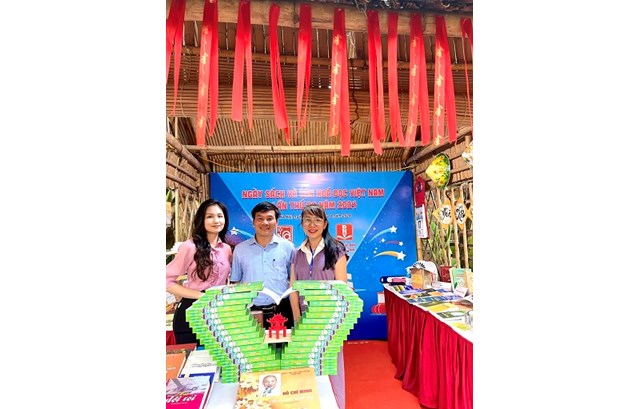 Nhà xuất bản Đại học Vinh tổ chức thành công hoạt động trưng bày và giới thiệu sách tại Hà Nội