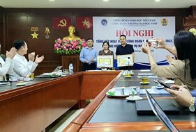  Trung tâm Thực hành - Thí nghiệm đón nhận Bằng khen của BCH Công đoàn Giáo dục Việt Nam vì đã có thành tích xuất sắc trong hoạt động Công đoàn năm học 2021-2022